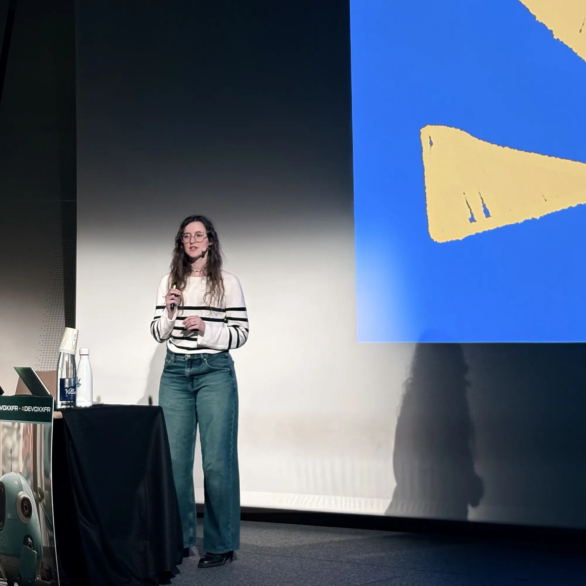 Albane on stage, during her talk about debugging our relationship with time