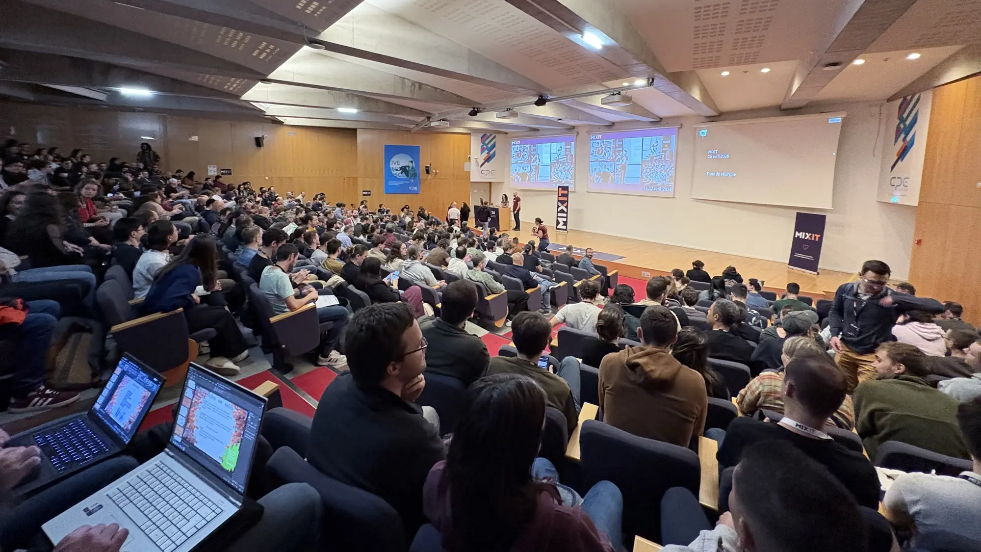 Photo of the amphitheater during the introduction word by the organizers