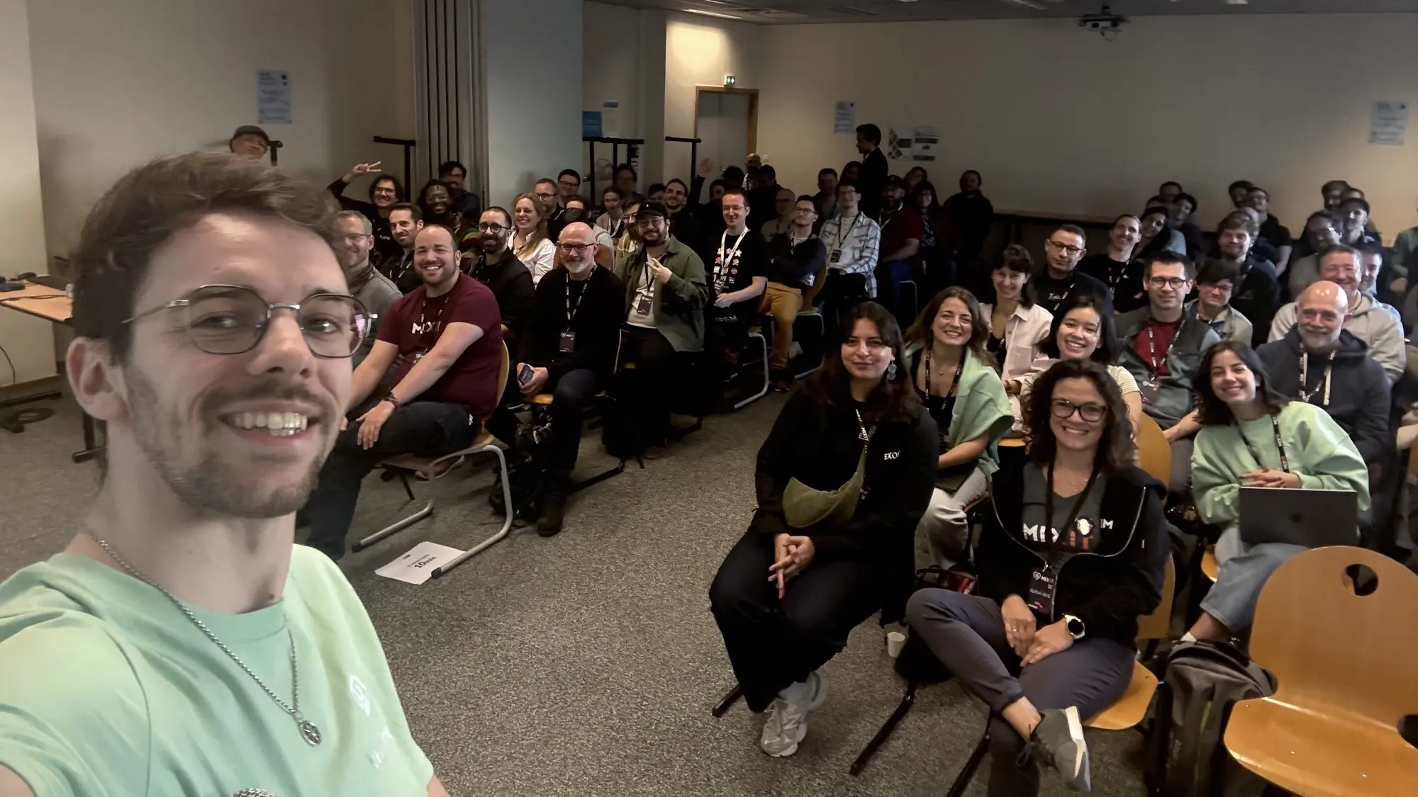 Selfie of Estéban with the audience at the beginning of his talk about Vite